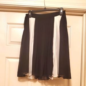 Black & White pleated mini skirt with pockets. 21 in.